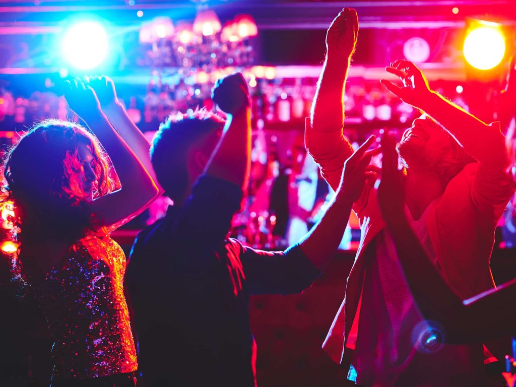 Gente bailando en una discoteca de Cala Rajada