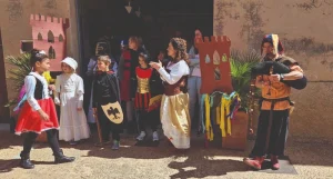 ALUMNOS DEL COLEGIO S'ALZINAR REPRESENTANDO CUENTOS MEDIEVALES