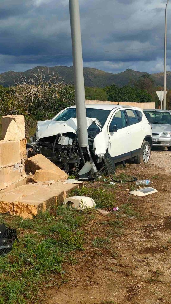 Colisión de un coche contra un muro