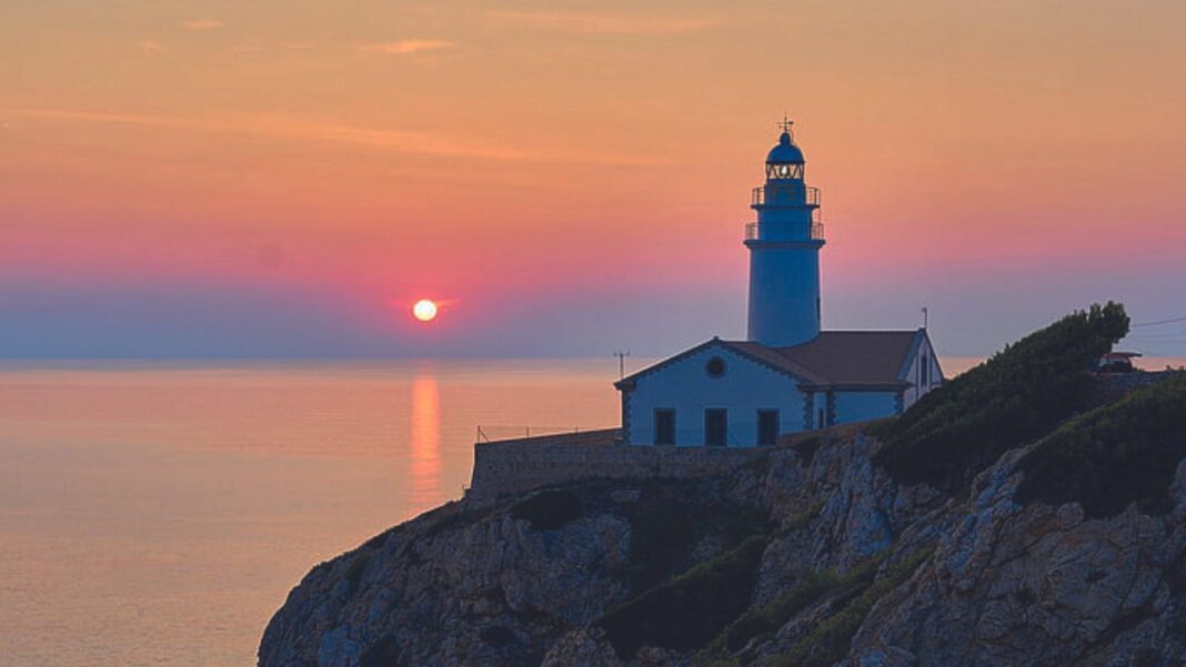 Puesta de sol con Faro vigía
