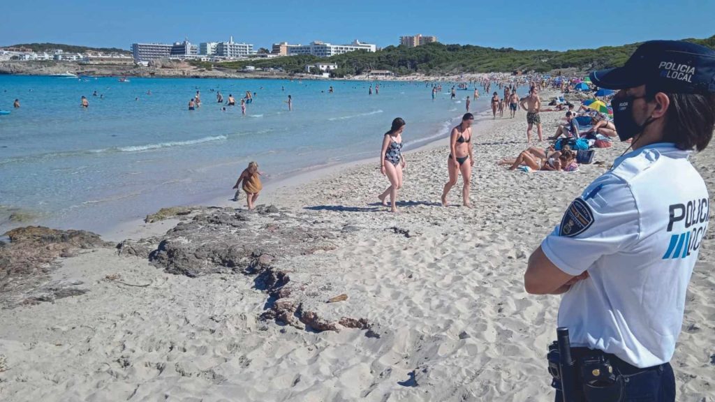 Policía Local en playa Cala l'Agulla
