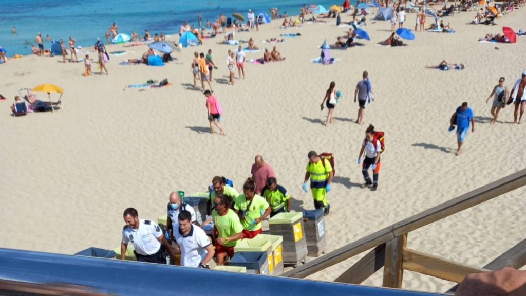Equipo de emergencias en Cala Mesquida