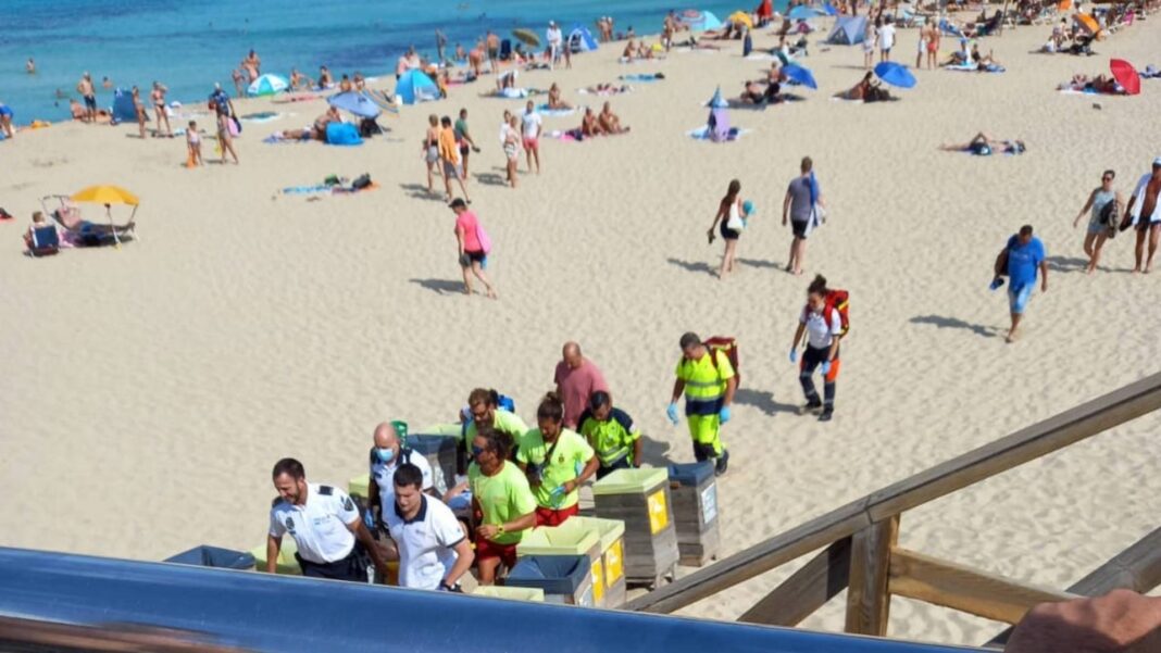 Equipo de emergencias en Cala Mesquida
