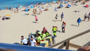Equipo de emergencias en Cala Mesquida