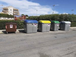 Cubos de basura en la calle en Capdepera