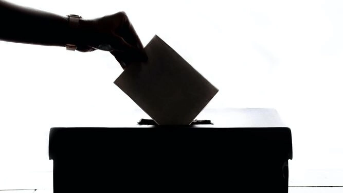 Foto en contraste de una mano depositando votos en las urnas en Faxdepera