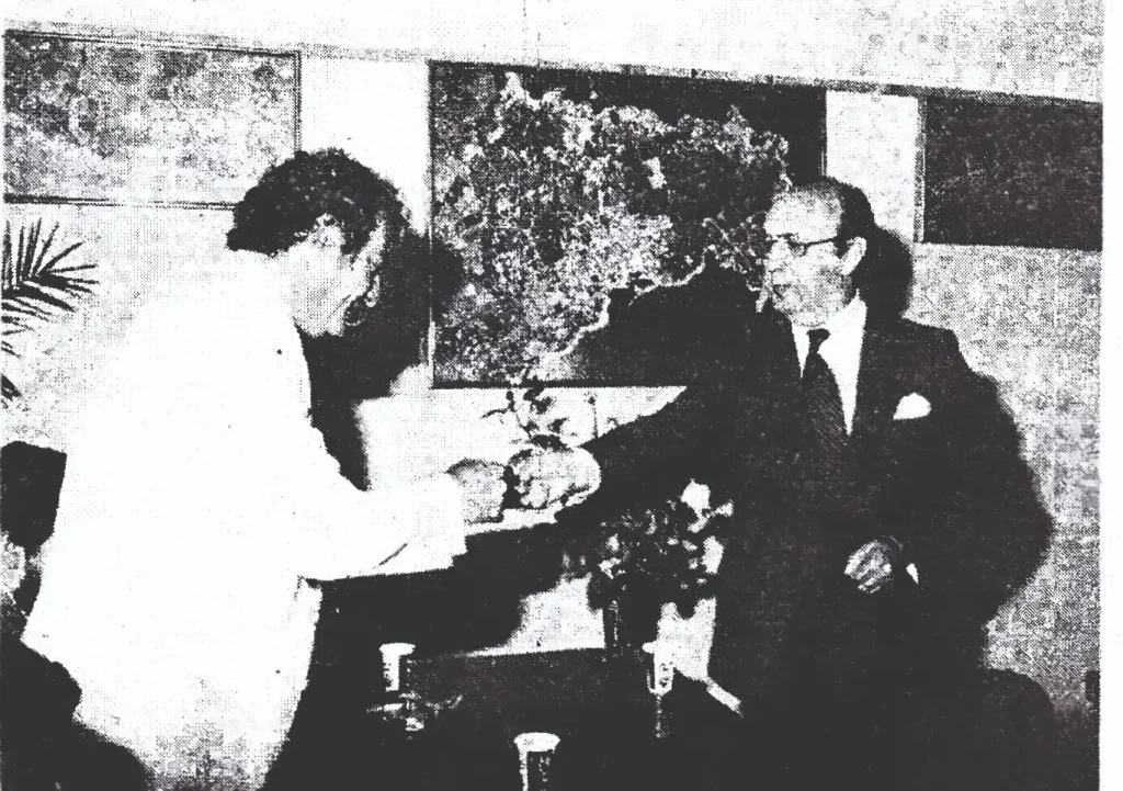 Salvador Moll, alcalde, y José Quint, en el acto de compra-venta Castell, en 1983 en Faxdepera