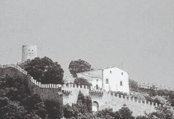 Vista aérea del Castell en 1990, una vez efectuada la reforma en Faxdepera