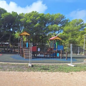 Cierre temporal parque infantil para mejoras.