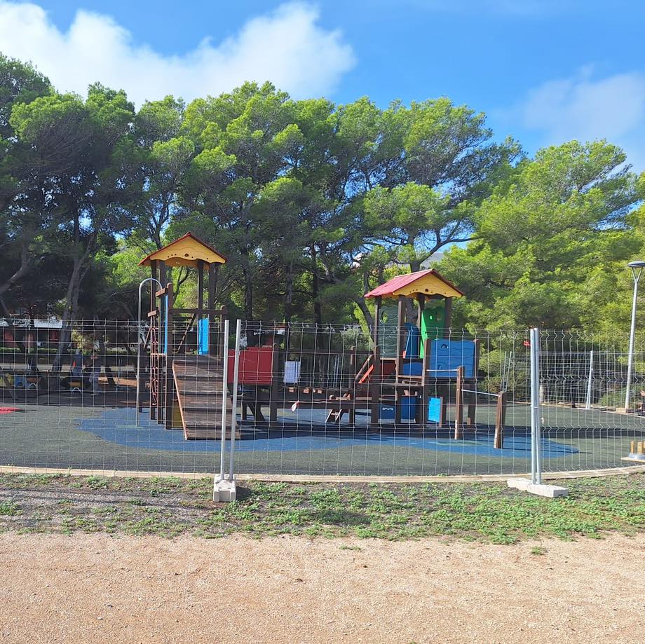 Cierre temporal parque infantil para mejoras.