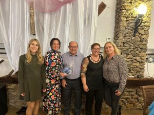 Alcaldesa, Consellera, presidente, secretaira y regidora presidieron la comida.
